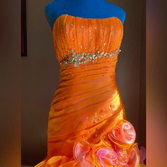 TIFFANY DESIGN DRESS. - Picture 9 of 15